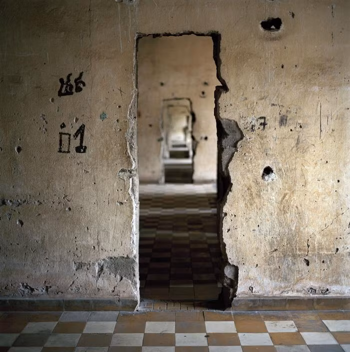 Trường đã được cải hoán như xây thêm hàng rào điện, gia cố phòng thành trại giam, phòng hỏi cung và phòng tra tấn.