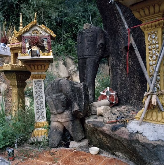 Những bức tượng đã bị đập vỡ của quân Khmer Đỏ được giữ lại tại một ngôi chùa.