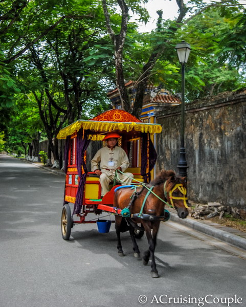 Xe ngựa ở Hoàng thành Huế. Ảnh: Daniel Moore.