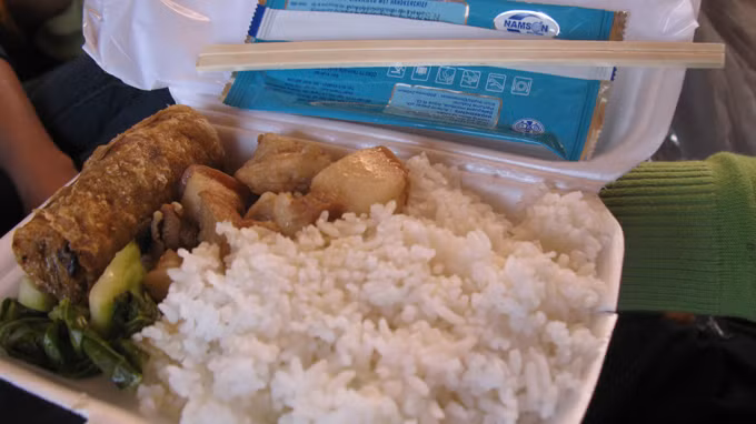 Hộp cơm tàu tết 40.000 đồng chỉ lèo tèo vài miếng thịt mỡ.