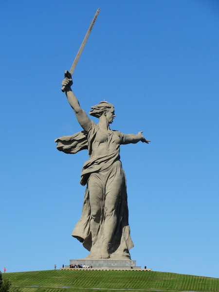 Tượng đài Mẹ nước Nga, còn gọi là Tiếng gọi Tổ quốc là bức tượng nổi tiếng của nhà điêu khắc Mamayev Kurgan, được khánh thành ở thành phố Volgograd để tưởng niệm trận đánh Stalingrad. Đồi Mamayev, nơi tượng đài tọa lạc, là một cao điểm quan trọng, mắt xích then chốt nhất trong phòng tuyến bảo vệ thành phố Stalingrad năm 1842 - 1943. Vào thời điểm hoàn thành, đây là bức tượng cao nhất thế giới, với chiều cao 85m.