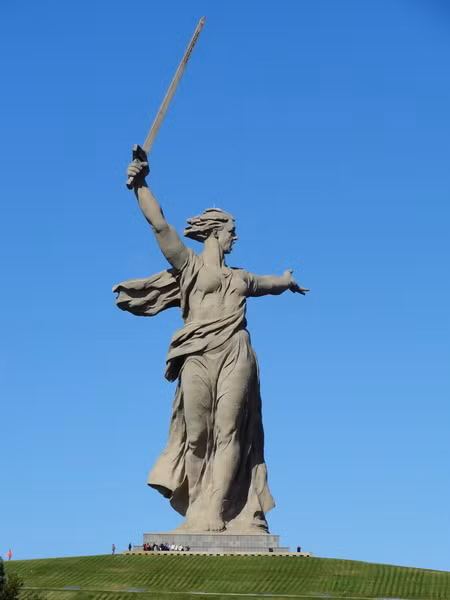 Tượng đài Mẹ nước Nga, còn gọi là Tiếng gọi Tổ quốc là bức tượng nổi tiếng của nhà điêu khắc Mamayev Kurgan, được khánh thành ở thành phố Volgograd để tưởng niệm trận đánh Stalingrad. Đồi Mamayev, nơi tượng đài tọa lạc, là một cao điểm quan trọng, mắt xích then chốt nhất trong phòng tuyến bảo vệ thành phố Stalingrad năm 1842 - 1943. Vào thời điểm hoàn thành, đây là bức tượng cao nhất thế giới, với chiều cao 85m.