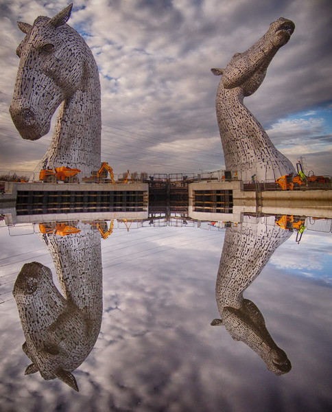 Trong thần thoại dân gian Scotland, Kelpy là một giống ngựa thần sống trong nước, có phép màu biến đổi hình dạng, có sức mạnh bằng 10 con ngựa bình thường.