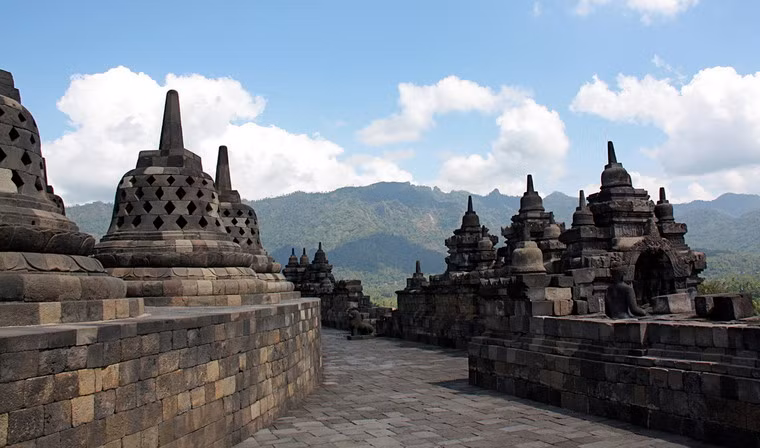 Theo ước tính, nếu trèo lên từng tầng một và đi dọc chu vi của tất cả 9 tầng thì quãng đường tổng cộng sẽ là 5 km.