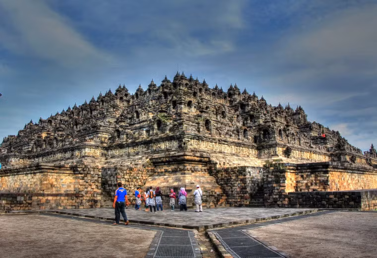 Ngày nay, Borobudur đã trở lại với dáng dấp gần như ban đầu và trở thành một trong những kì quan nổi tiếng của thế giới.