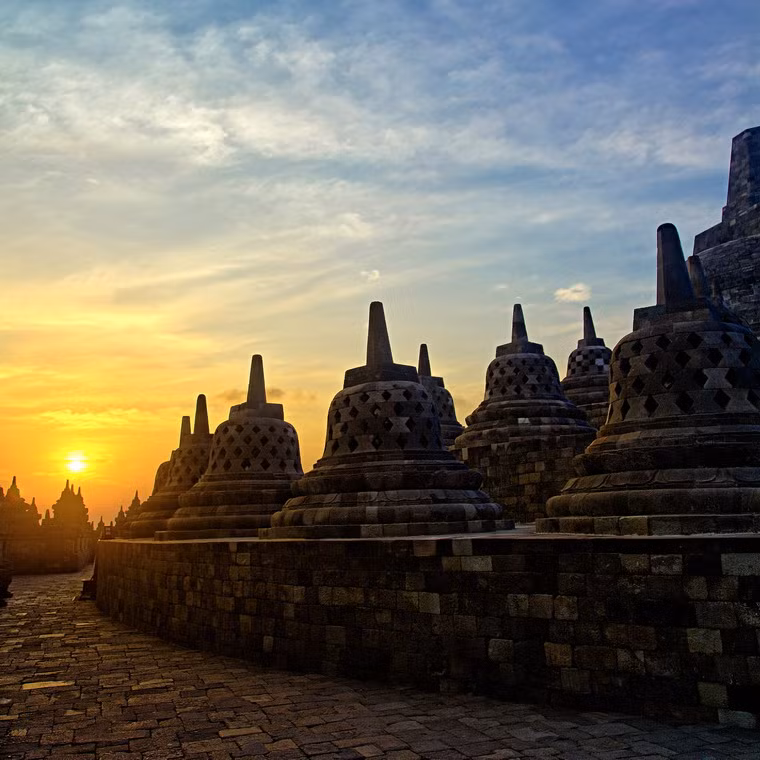 Đây có thể là một điều may mắn, khi tro bụi đã phủ kín Borobudur, giúp hạn chế sự hủy hoại của thời gian và con người.