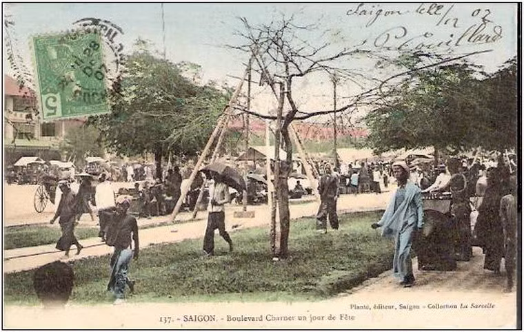 Một góc ảnh khác về chợ hoa Tết ở đại lộ Charne.