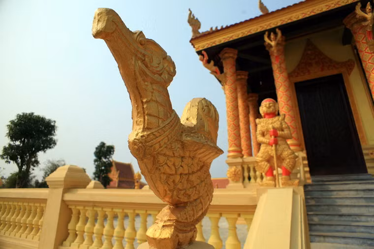 Tượng chim thần Garuda được đặt phía trước tượng Asura.