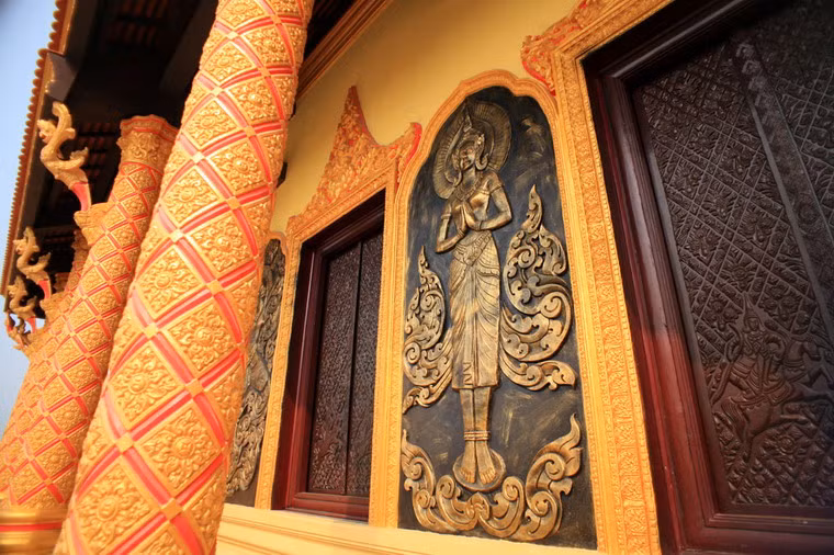 Phù điêu tạo hình nữ thần ở mặt bên chính điện.