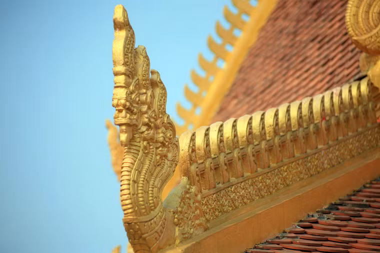 Góc mái chính điện được tạo hình Rắn thần Naga.