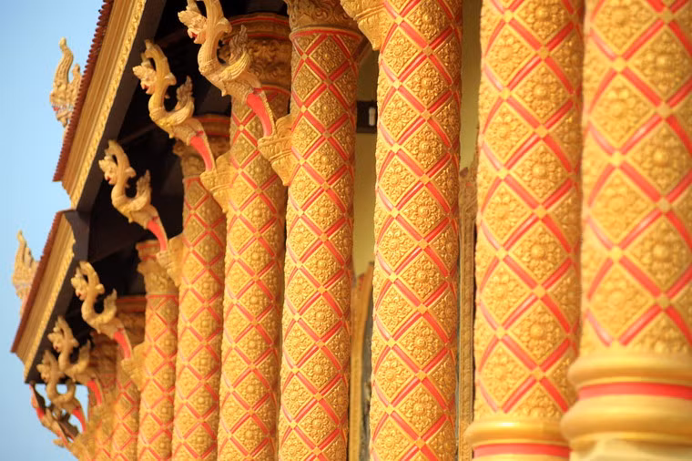 Các hàng cột bên chính điện.