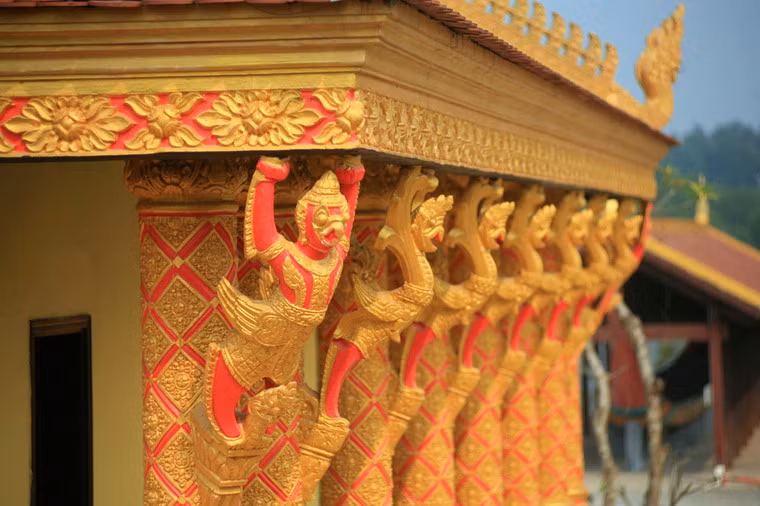 Tượng thần Krud chống đỡ mái chính điện.