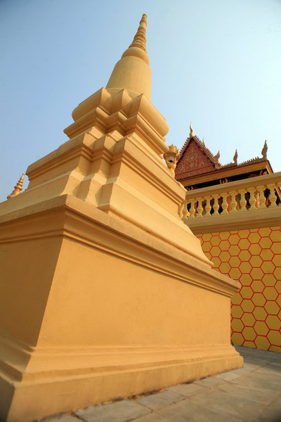 4 góc quanh chính điện là 4 tháp thờ, nơi đặt tro cốt của người quá cố.