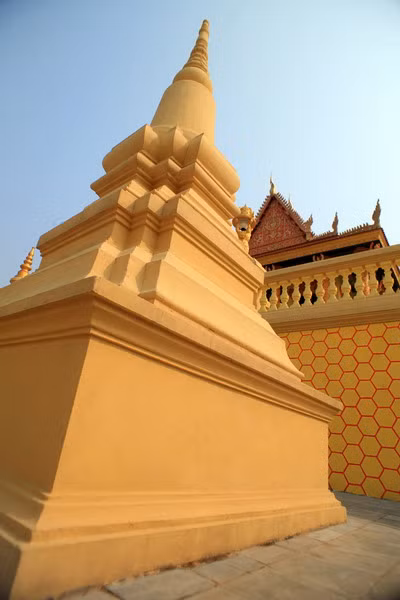 4 góc quanh chính điện là 4 tháp thờ, nơi đặt tro cốt của người quá cố.