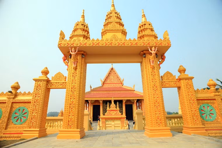 Mặt chính diện của cổng tam quan.