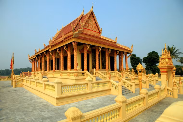 Nằm trên khu đất rộng khoảng 0,8ha, chùa Khmer của Làng văn hóa các dân tộc (Đồng Mô, Sơn Tây, Hà Nội) được xây dựng theo nguyên mẫu ngôi chùa K’Leang ở Sóc Trăng. Đây là một tổng thể những công trình đặc sắc nhất trong kiến trúc của người Khmer, được coi là biểu tượng của nền văn hóa, tôn giáo, tín ngưỡng của dân tộc Khmer ở Việt Nam.