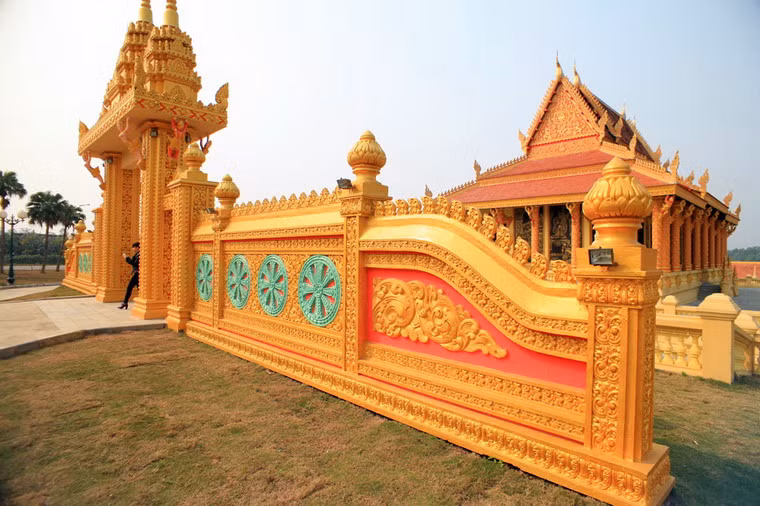 Ấn tượng đầu tiên của chùa Khmer là cổng tam quan được tạo hình tinh xảo, sơn nhũ vàng lấp lánh.