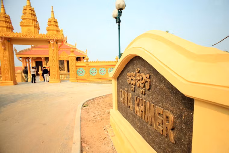 Chùa Khmer của Làng văn hóa các dân tộc là điểm đến không nên bỏ qua dành những người quan tâm đến di sản kiến trúc, nghệ thuật truyền thống của người Khmer mà chưa có điều kiện đi đến nơi bản quán của nền văn hóa này.