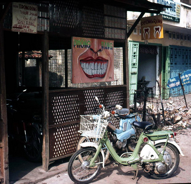 Bên ngoài một phòng khám nha khoa.