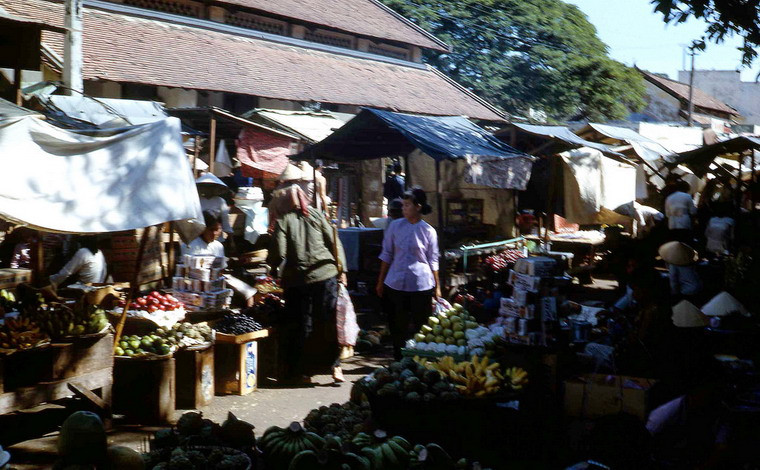 Khung cảnh nhộn nhịp ở chợ Vũng Tàu.