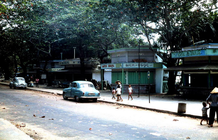 Trẻ em chơi đùa ở con phố chạy dọc Bãi Trước.