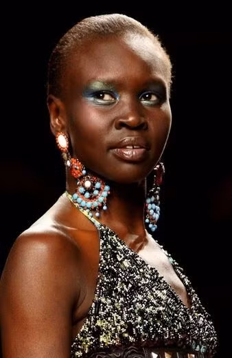 17. Alek Wek (1977), siêu mẫu đến từ bộ tộc Dinka ở Sudan đã hâm nóng sàn cat-walk những năm 1990 với vẻ đẹp đậm chất hoang dại.