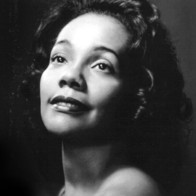 19. Coretta Scott King (1927 – 2006) không chỉ nổi tiếng trong vai trò của một nhà văn, nhà hoạt động nhân quyền và vợ của mục sư huyền thoại Martin Luther King. Bà còn được biết đến như một phụ nữ da đen có vẻ đẹp hoàn mỹ.