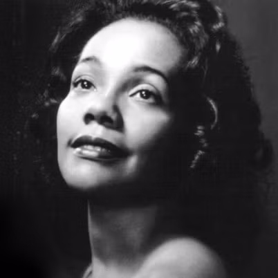 19. Coretta Scott King (1927 – 2006) không chỉ nổi tiếng trong vai trò của một nhà văn, nhà hoạt động nhân quyền và vợ của mục sư huyền thoại Martin Luther King. Bà còn được biết đến như một phụ nữ da đen có vẻ đẹp hoàn mỹ.