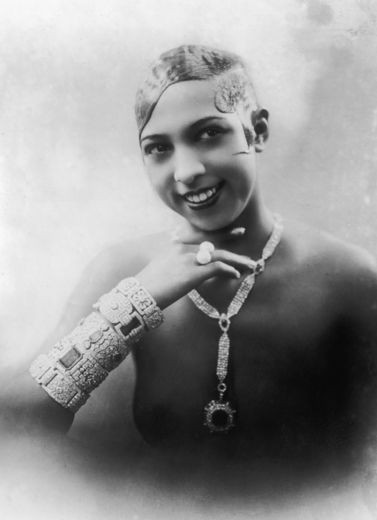 21. Vũ công huyền thoại người Pháp Josephine Baker (1906 – 1975) đã khiến cánh đàn ông ở Paris điên cuồng trong suốt thập niên 1930 vì sự kết hợp giữa vóc dáng hoàn hảo với những vũ điệu tràn đầy sức sống.