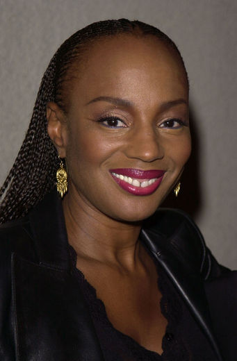 23. Susan L. Taylor (1946) là một trong những phụ nữ da đen hiếm hoi được thế giới biến đến như một nhà báo, nhà văn nổi tiếng. Nhan sắc trời phú cũng khiến cô trở thành biểu tượng về vẻ đẹp cho cả một thế hệ phụ nữ da đen.