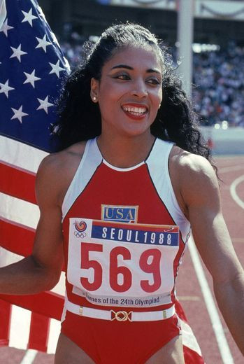 26. “Nữ hoàng Olympic”, vận động viên điền kinh người Mỹ Florence Griffith Joyner (1959 – 1998) là một biểu tượng sắc đẹp của người Mỹ vào thập niên 1980.