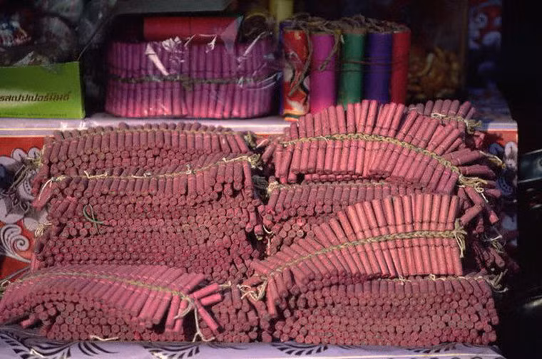 Pháo đùng là dạng pháo bánh cỡ lớn có tiếng nổ giòn giã mà hầu hết các gia đình Việt Nam đều đốt vào thời khắc giao thừa khi pháo chưa bị cấm. Vào sáng mùng 1, xác pháo đùng nhuộm hồng trước mỗi hiên nhà, tạo nên một cảnh tượng rất đặc biệt của ngày Tết.