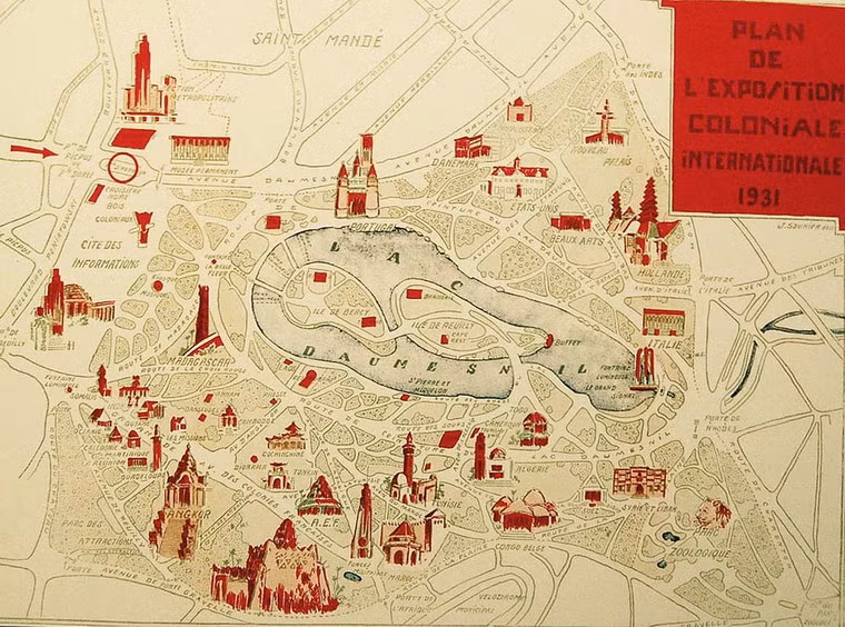 Tháng 5/1931, tại khu Vincennes ở Paris, thủ đô nước Pháp, Hội chợ Quốc tế Thuộc địa đã được tổ chức với quy mô lớn chưa từng có nhằm biểu dương sức mạnh của cường quốc thuộc địa thứ hai của thế giới. Tại đây, nhiều công trình tiêu biểu của các thuộc địa Pháp trên toàn cầu được phục dựng với quy mô hoành tráng để phục vụ du khách đến từ khắp nơi trên thế giới.