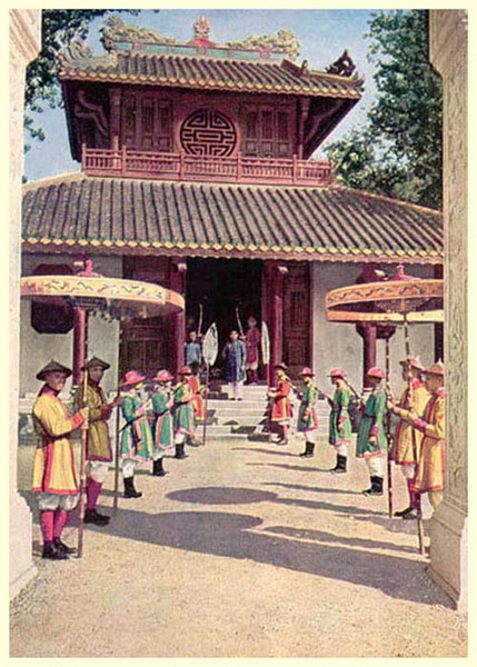 Cảnh lính An Nam dàn hàng chào đón một viên quan ở gian triển lãm Huế.