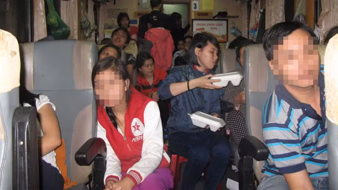 Hành khách ngồi chật lối đi trên tàu.