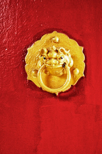 Tay nắm cửa ở một ngôi chùa.