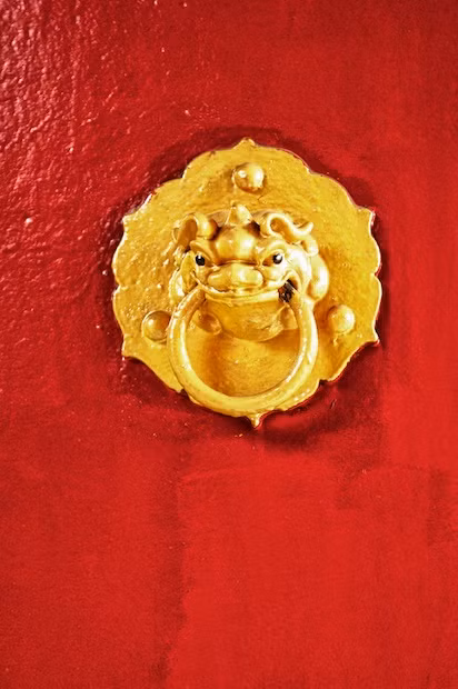 Tay nắm cửa ở một ngôi chùa.