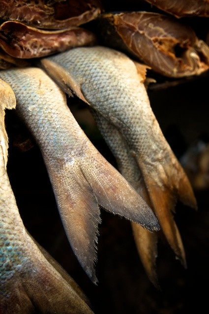 Những con cá khô được bán trong chợ.