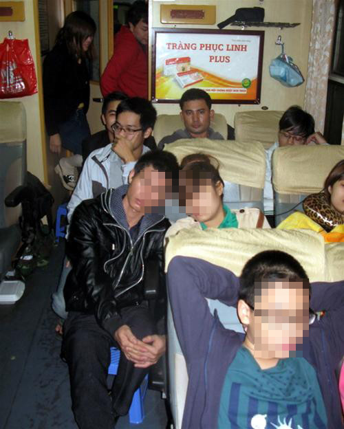 Dựa vào nhau mệt mỏi chợp mắt.