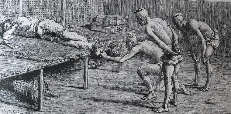 Những người Khơ Mú tò mò trước đôi giày của người Pháp.