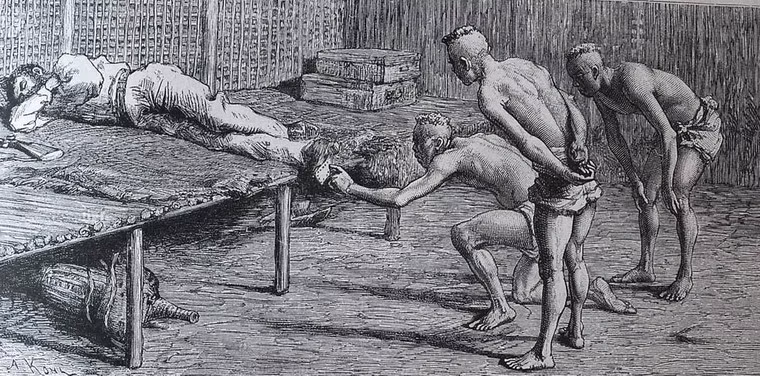 Những người Khơ Mú tò mò trước đôi giày của người Pháp.