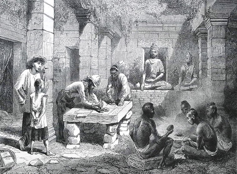 Tiến sĩ Harmand đóng dấu lên các văn bản tại Wat Phou, quần thể đền tháp cổ của người Khmer ở Nam Lào.