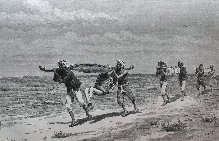 Rước kiệu qua những cồn cát.