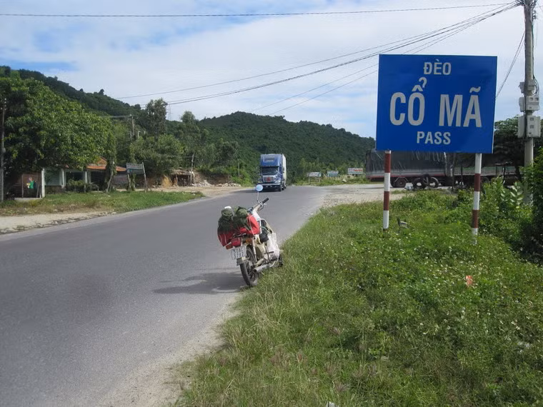 Đèo Cổ Mã, còn gọi là Cổ Ngựa, thuộc huyện Vạn Ninh, tỉnh Khánh Hoà, là một đèo thấp ngắn nối liền bãi biển Đại Lãnh phía bắc và Tu Bông ở phía nam. Tương truyền ngày xưa có con thần mã chở chủ tướng bị chết trận, chạy đến đây và nằm phơi cổ, sau bị hoá đá. Đèo Cổ Mã không quá dài nhưng hiểm trở trùng trùng với một bên là núi, một bên là biển mênh mông.