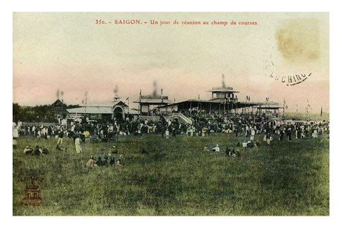 Khi cuộc đua chưa diễn ra, khán giả có thể thư giãn trên sân cỏ của trường đua.