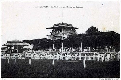 Các khán đài chật kín khán giả trong một giải đua.