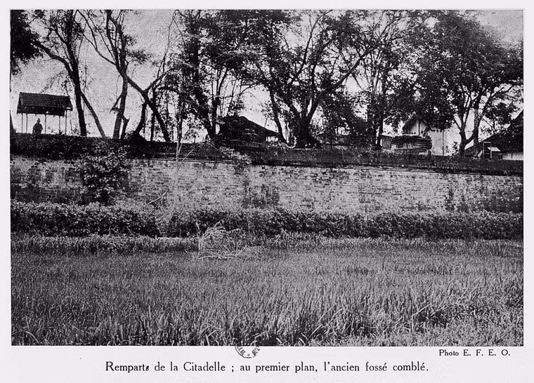 Tường thành Hà Nội, phía trước là hào cũ đã bị lấp.