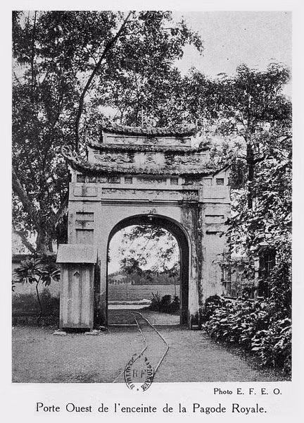 Một cánh cổng ở phía Tây thành Hà Nội.