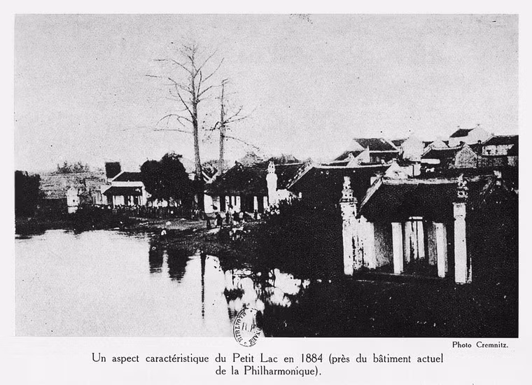 Hồ Hoàn Kiếm năm 1884 (nơi gần rạp Philharmonique).