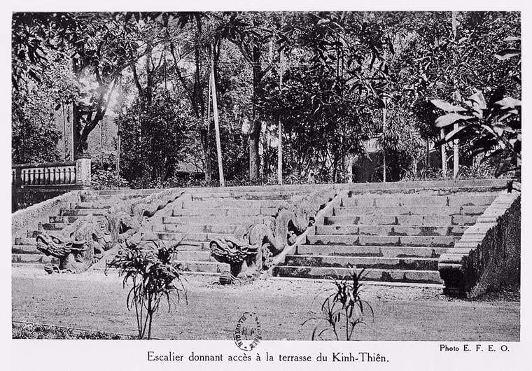 Các bậc thềm điện Kính Thiên.